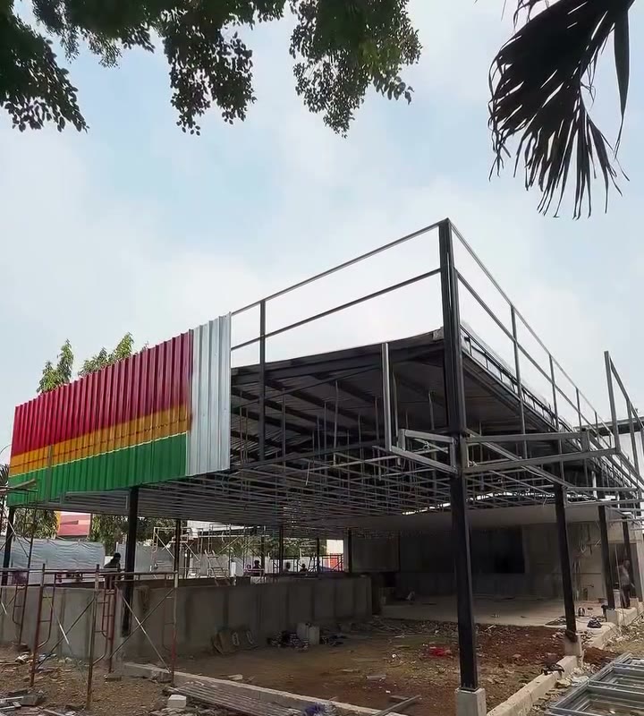 Cabang ketiga Warkop Bulungan di Jakarta Timur yang sedang dibangun, dengan fasad merah-kuning-hijau